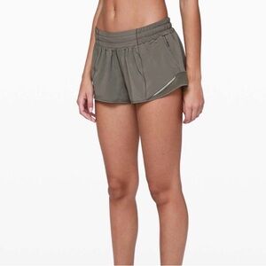Lululemon Hotty Hot Short II *2.5" in Grey Sage, Sz 4
